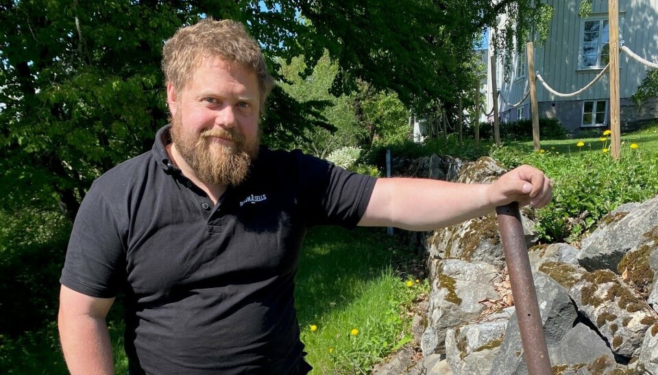 SEMENT OG BETONG ER BANNLYST PÅ FESTNINGEN: Tradisjonsmurer Tore Granmo bruker samme teknikk og materiale på Kongsvinger festning som da murerarbeidet ble gjort på begynnelsen av 1700-tallet.