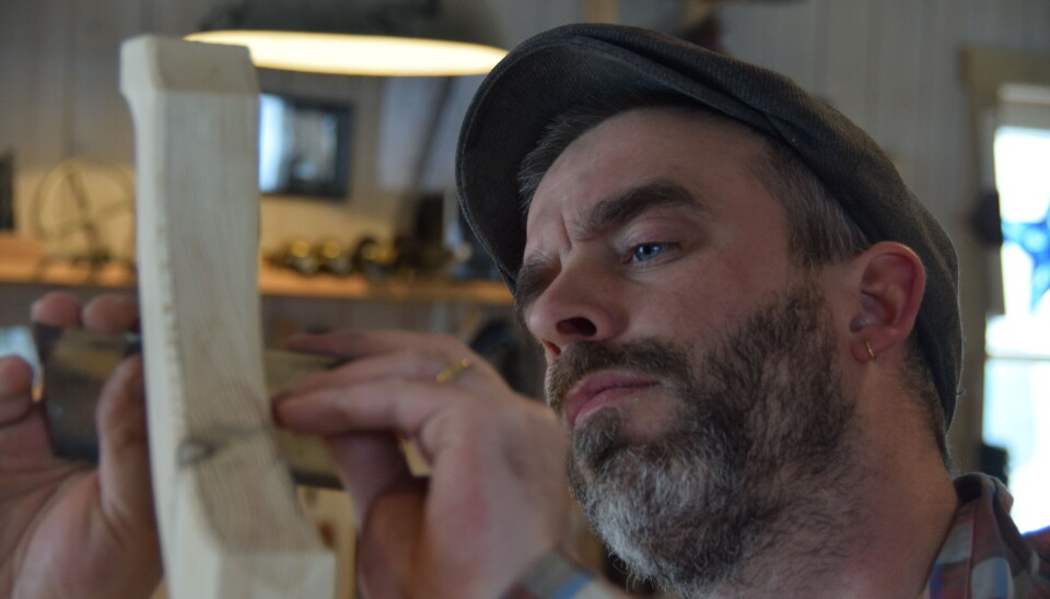 : – Han behandler treet som et klaver, sier Harby om snekker Thomas Andresen. (Foto: Sjur Harby)