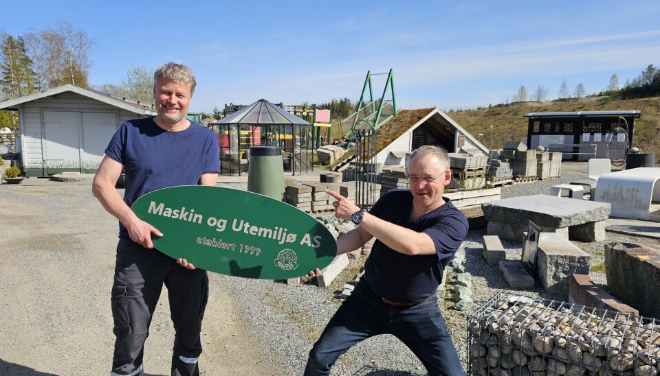 GLADE GUTTER: Det er tydelig at Tore D. Carlsen, daglig leder i Maskin & Utemiljø, gleder seg til å få Lars Erik Berge med på laget
