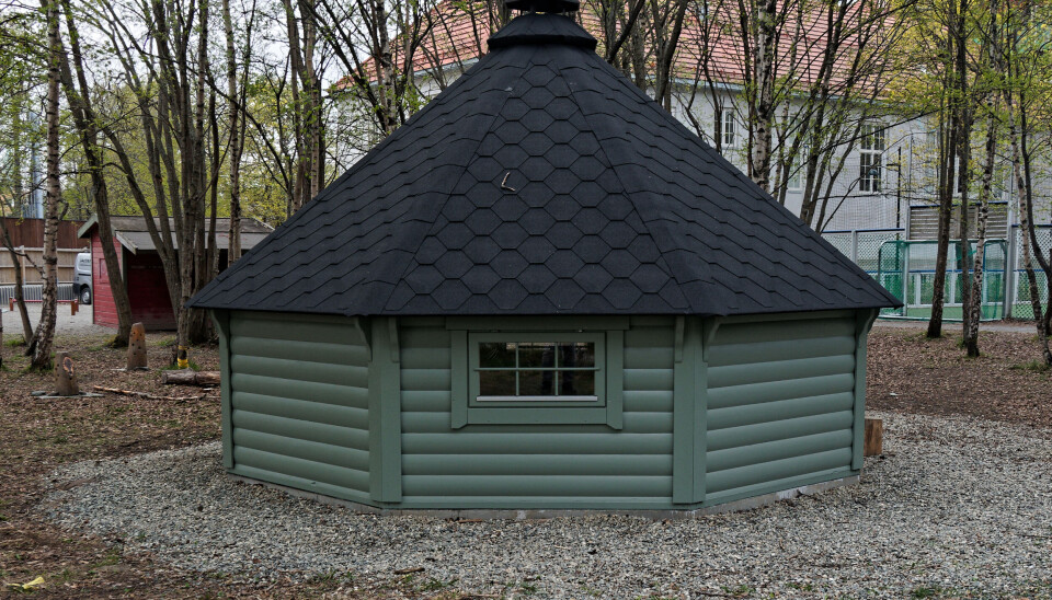 I SKJUL: Et sted å gjemme seg litt bort for de voksne er viktig på lekeområdene – det kan være alt fra en pilehytte til noe mer permanent. (Foto: Georg Mathisen)