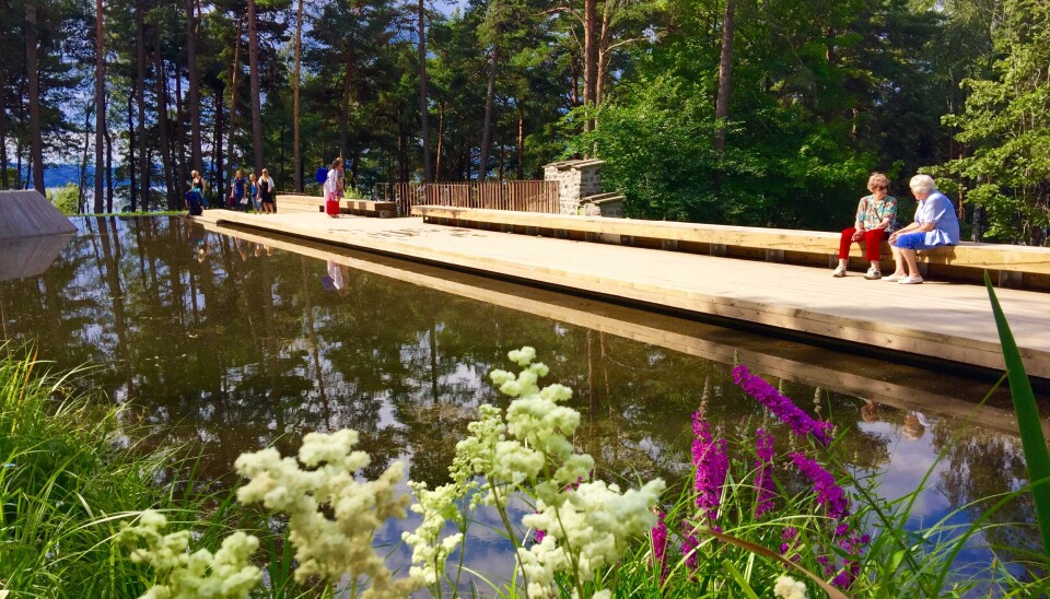 RAUST OG VAKKERT: Sentralt i Ekebergparken er det etablert et vannspeil i bakkant av de gamle vannreservoarene. Her er det lagt til rette for opphold med en lang rett trebrygge med tilhørende raust oppholdsmøbel. Det er benyttet kraftige dimensjonar 198x198mm, av kjerneved av furu som et svar til den flotte furuskogen i omgivelsene. (Foto: Bjørbekk & Lindheim)