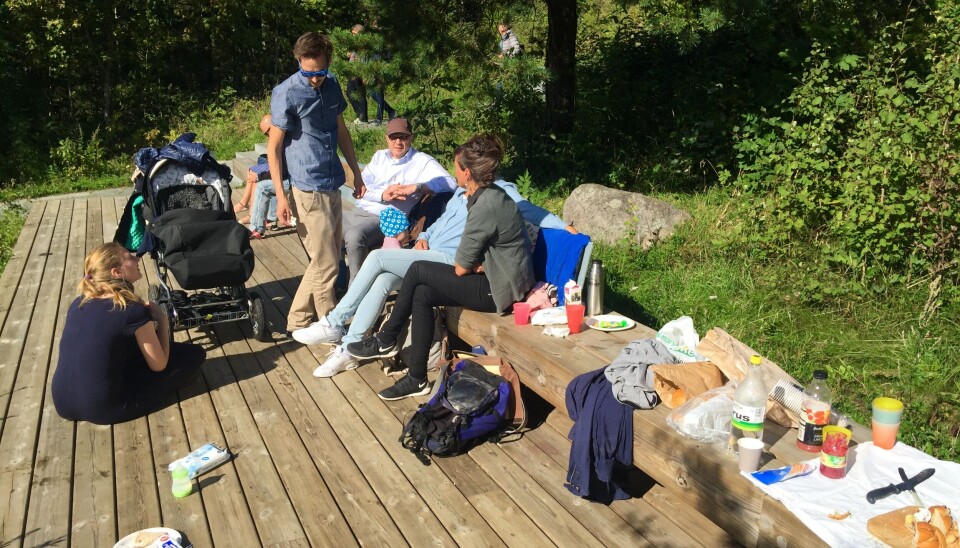 LUNSJ I TRAPPA: De lange terrassene med lange sitteflater blir både et oppholdssted og lunsjbord. (Foto: Bjørbekk & Lindheim)