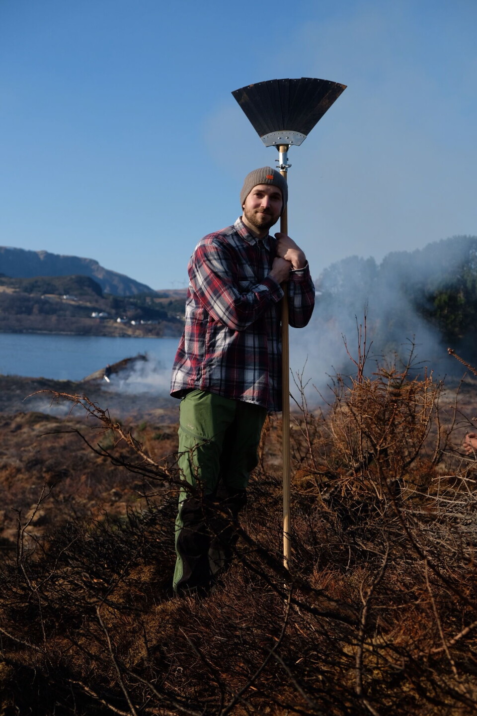 FOR STOR: - Sitkagranen skygger for alt som er under. Dermed blir store områder med naturmangfold borte, sier Anders Gunnar Helle, stipendiat i økologi og naturforvaltning ved Norges miljø- og biovitenskapelige universitet. (Foto: Privat)