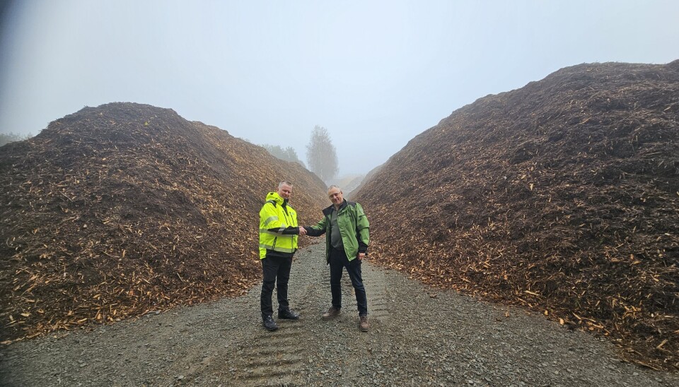 OOPS! I DID IT AGAIN: Tore D. Carlsen åpner sin andre NorgesJord-fabrikk - denne gang på Skarnes. Daglig leder i GIR – Glåmdal Interkommunale Renovasjonsselskap ved Bjørn Stolt (til venstre) og Carlsen sier de gleder seg til en fremtidsrettet utnyttelse av park og hagevfallet fra Skarnes-regionen.