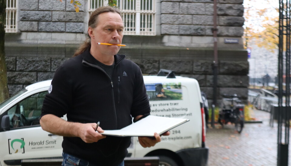 SHERLOCK HOLMES: Harald Smit i kjent positur med penn og notisblokk.