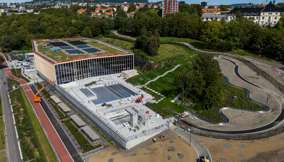 Nye Tøyenbadet har Oslos eneste innendørs 50-meters basseng, tribune, stupetårn og vannsklie inne og ute. Taket produserer solstrøm og fanger og filtrerer regnvann til de totalt syv bassengene.I tillegg har det grønne taket en funksjon for insekter, med insekthotell..