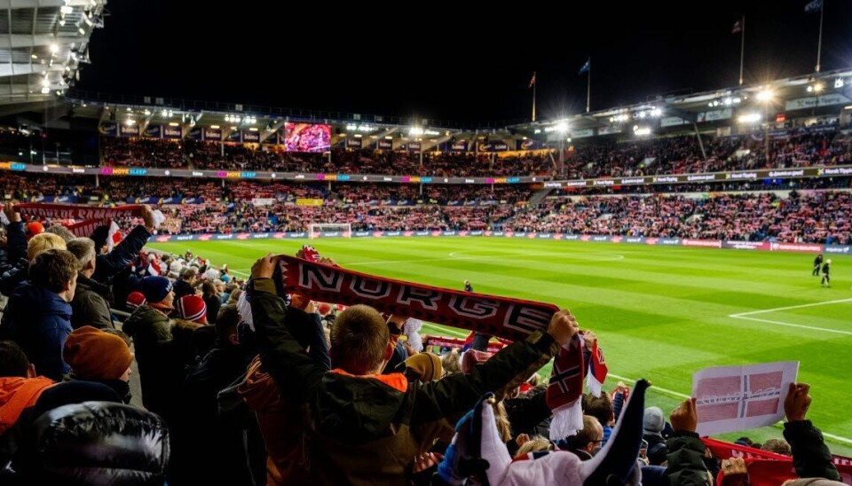 HVA SKAL ERSTATTE GUMMIGRANULAT?: Stortinget vedtok i november i fjor at regjeringen må utarbeide en handlingsplan for omstillingen bort fra gummigranulat i norske fotballbaner. Enn så lenge er det ingen som vet hva som skal erstatte gummikulene i framtidens kunstgressbaner, skriver VG i dag. Flere alternativer, som sand, bark, olivenstein, kork, bjørk og kokos, er testet ut.