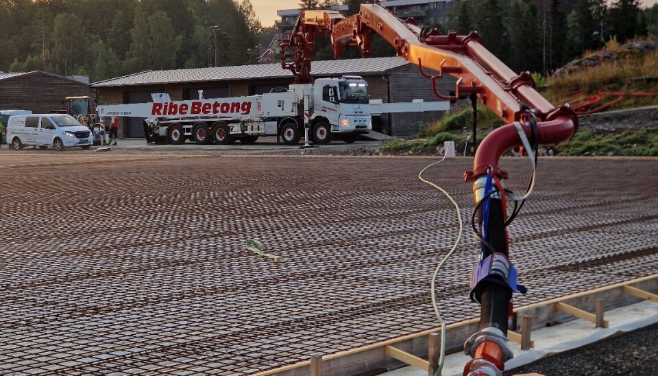 Norges største betongpumpe i aksjon med 60-meter lang arm