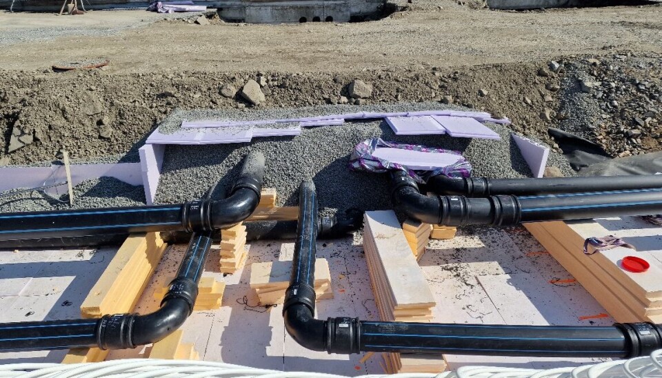 Tilførselsrørene til isbanen før de går inn i maskinrommet