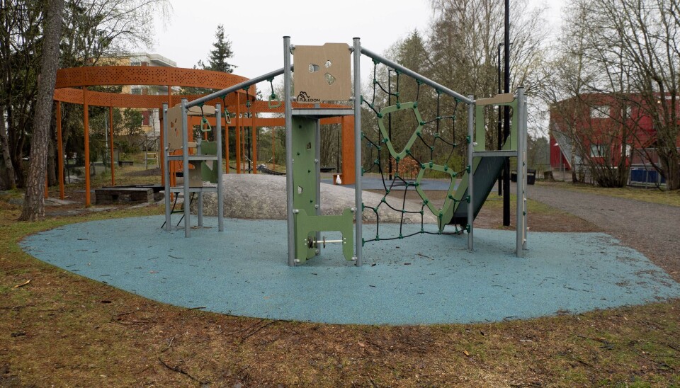 EN LEK: Trigonor har levert apparater til både lek og trening.
