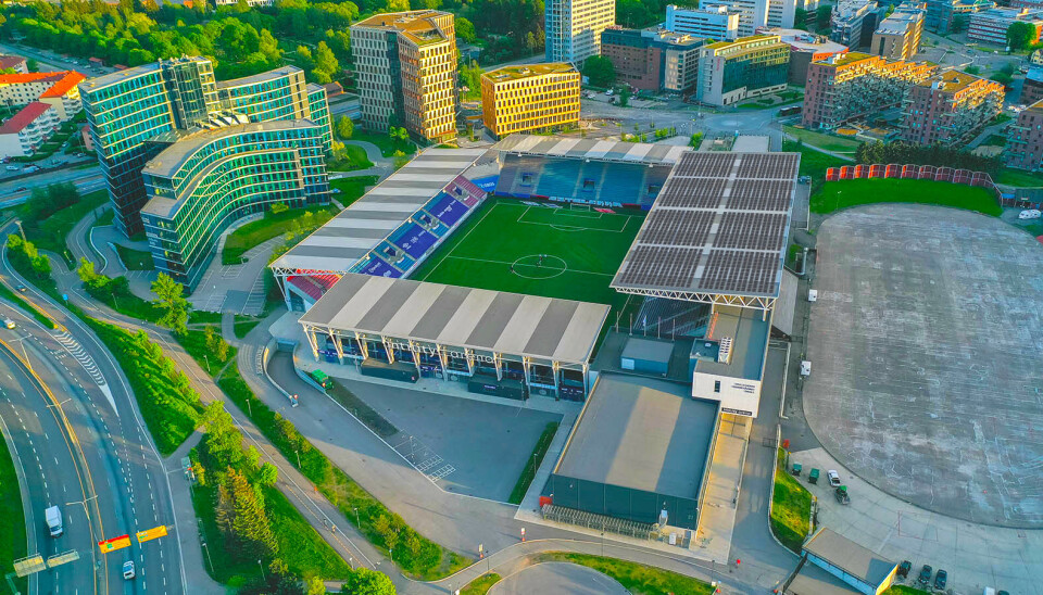På toppen av Intility Arena er det største solcelleanlegget som noensinne er installert på et norsk idrettsanlegg. Oversiktsbilde av Intility Arena