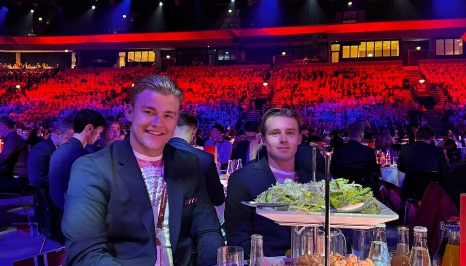 Jørgen og Fabian til bords under banketten på åpningsseremonien – endelig på plass og klare for konkurransen.