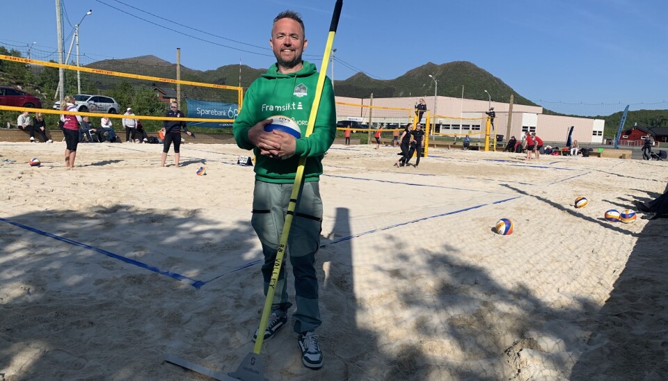 Morten Rønningen, leder i Bø Volleyballklubb, på hjemmebane – bokstavelig talt. Bak ham er det full aktivitet på Norges mest sirkulære volleyballbane.