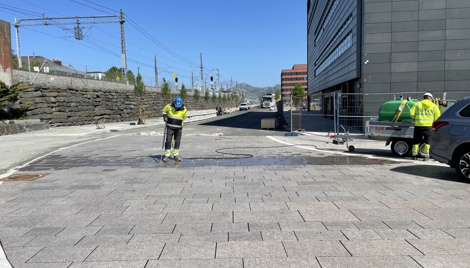 Arbeid på bussveien ved Sandnes togstasjon – her testes og vedlikeholdes drenerende fugemasser under høy trafikkbelastning.