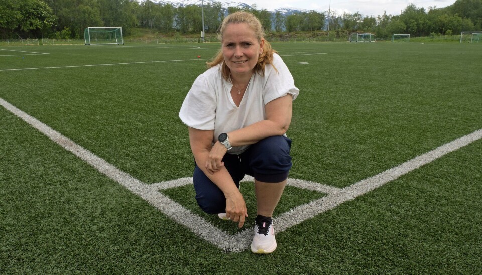 Geitnes stadion er en av de kunstgressbanene som er i dårlig stand. Leder Tone Mari Iversen og Lyngen/Karnes IL har begynt arbeidet mot en utbedring.
