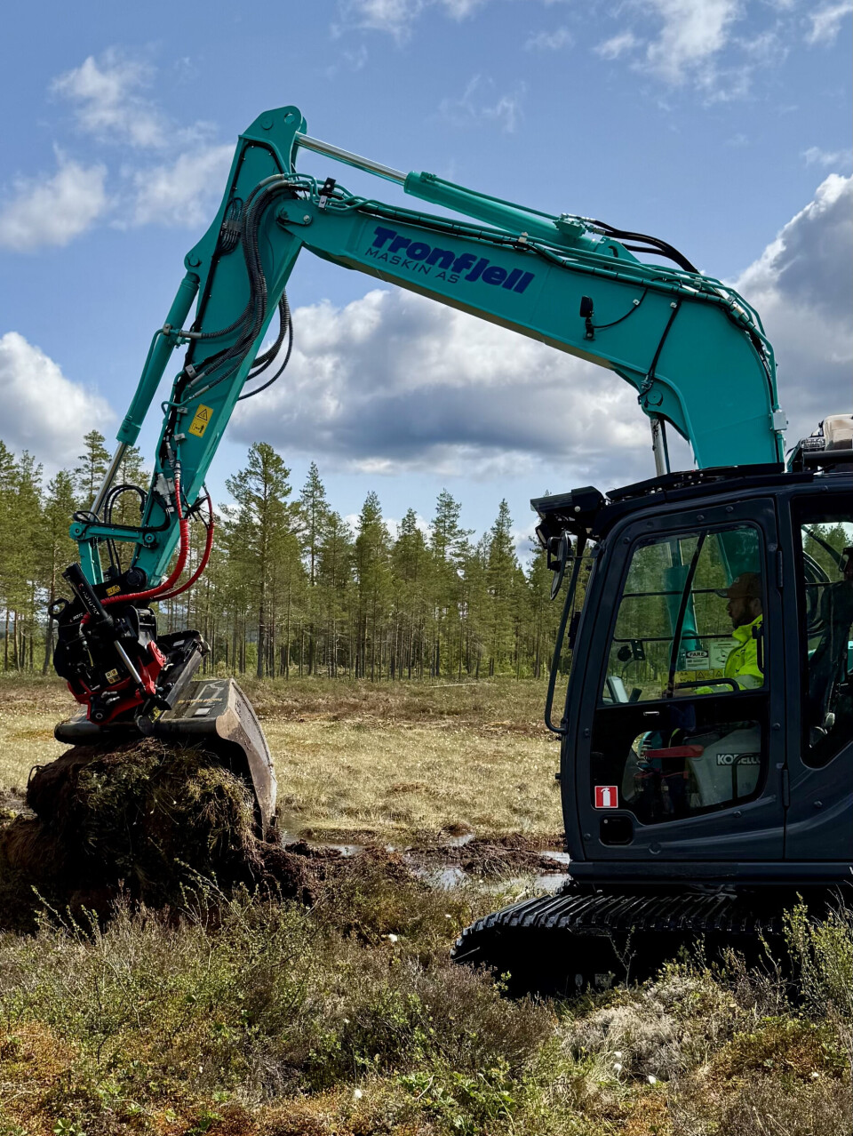 Instruktør Raymond Furuheim i arbeid på Sollimyra – én av mange myrer han har vært med på å restaurere for å stanse karbonutslipp og gi naturen nytt liv.