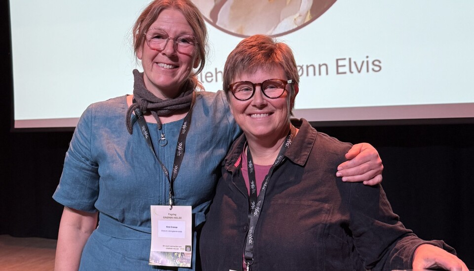 Kirsti Brakstad og Ingvild Holen fra Elverum videregående skole står bak skolehagen Grønn Elvis — en levende læringsarena for mat, natur og mestring.